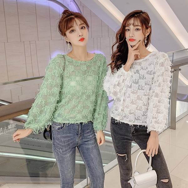 Bluză casual de damă cu decolteu oval și franjuri în verde și alb