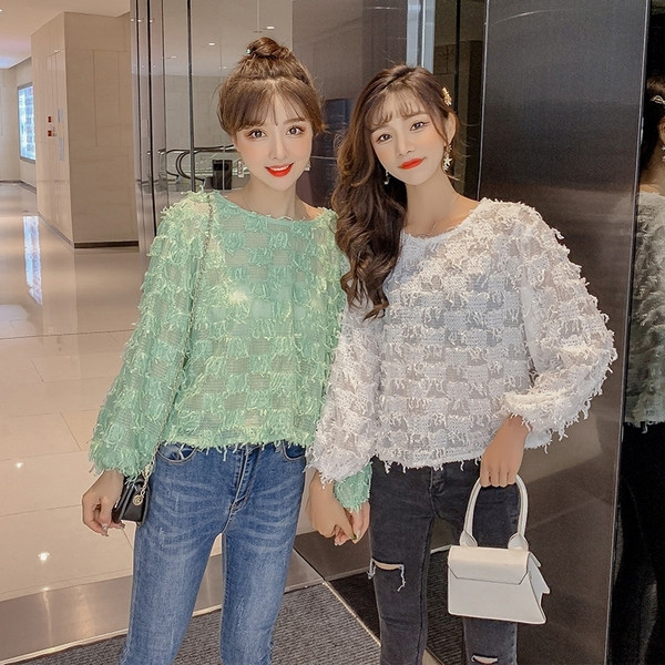 Bluză casual de damă cu decolteu oval și franjuri în verde și alb