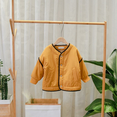 Modern gyerekkabát sárga, fekete és kék gombokkal