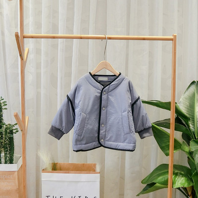 Modern gyerekkabát sárga, fekete és kék gombokkal