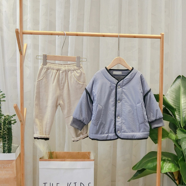 Modern gyerekkabát sárga, fekete és kék gombokkal