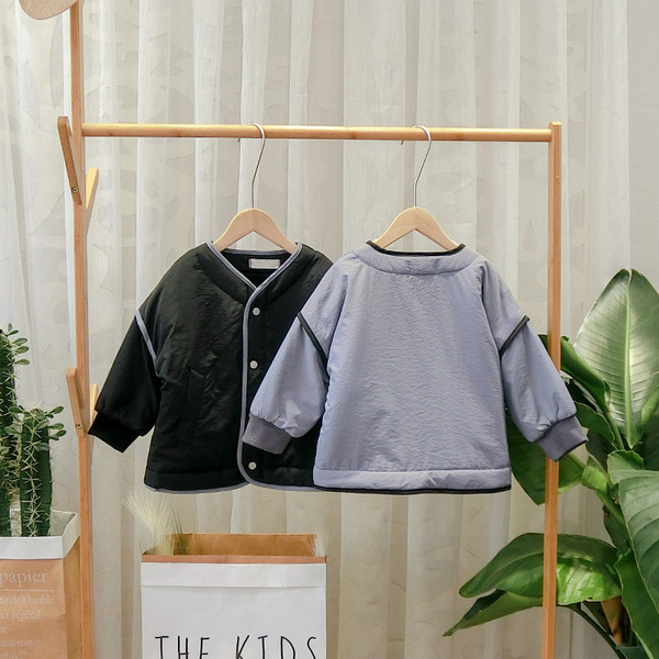 Modern gyerekkabát sárga, fekete és kék gombokkal