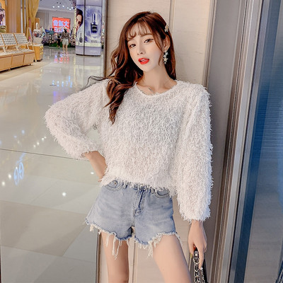 Κομψή γυναικεία μπλούζα με ωοειδές λαιμόκοψη και μακριά μανίκια σε λευκό και ροζ χρώμα