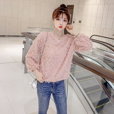 Κομψή γυναικεία μπλούζα με ωοειδές λαιμόκοψη και μακριά μανίκια σε λευκό και ροζ χρώμα