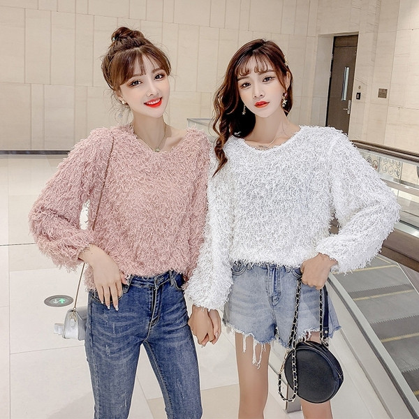 Κομψή γυναικεία μπλούζα με ωοειδές λαιμόκοψη και μακριά μανίκια σε λευκό και ροζ χρώμα