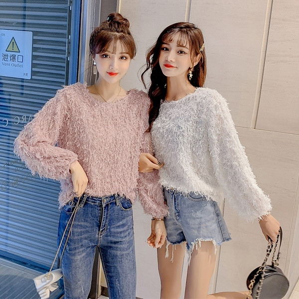 Κομψή γυναικεία μπλούζα με ωοειδές λαιμόκοψη και μακριά μανίκια σε λευκό και ροζ χρώμα