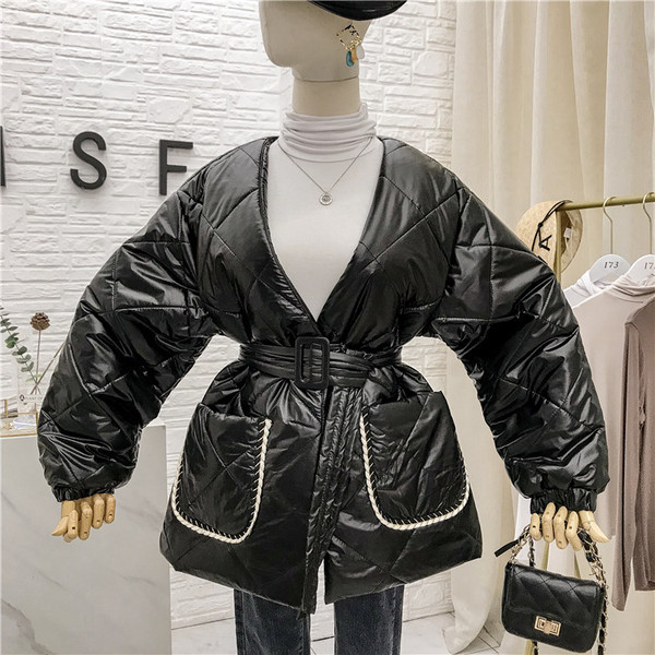 Női téli kabát V-alakú gallérral és övvel barna, fekete és fehér színben