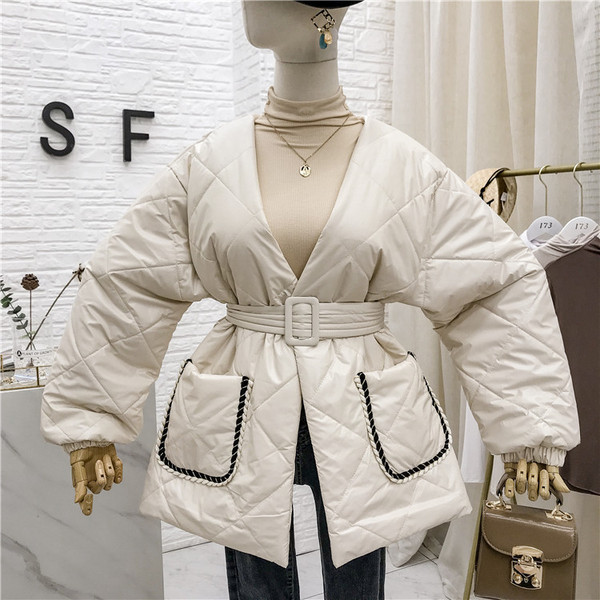 Női téli kabát V-alakú gallérral és övvel barna, fekete és fehér színben