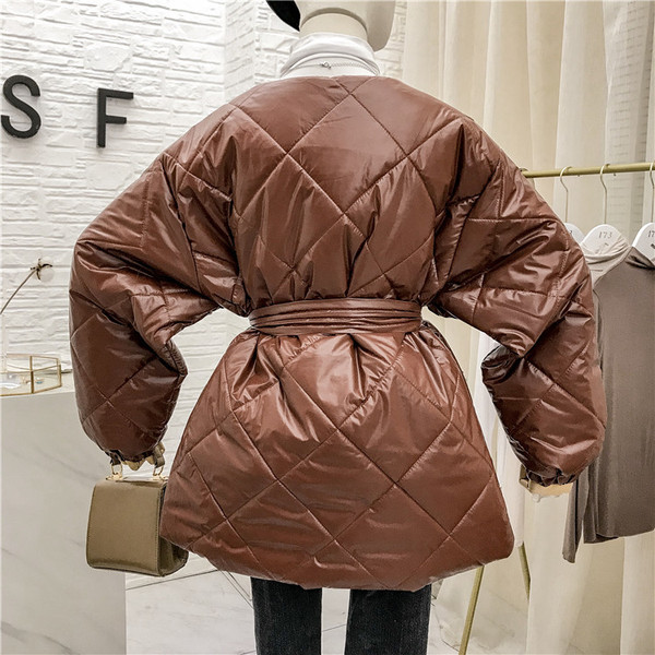 Női téli kabát V-alakú gallérral és övvel barna, fekete és fehér színben