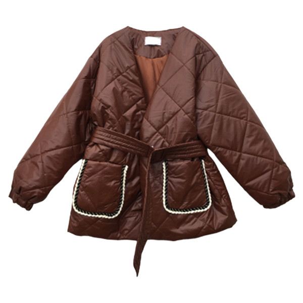 Női téli kabát V-alakú gallérral és övvel barna, fekete és fehér színben