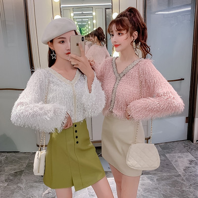 Modern női blúz spitz nyakkivágással és rojtokkal fehér és rózsaszín színben