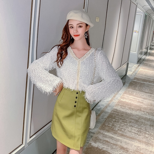 Modern női blúz spitz nyakkivágással és rojtokkal fehér és rózsaszín színben