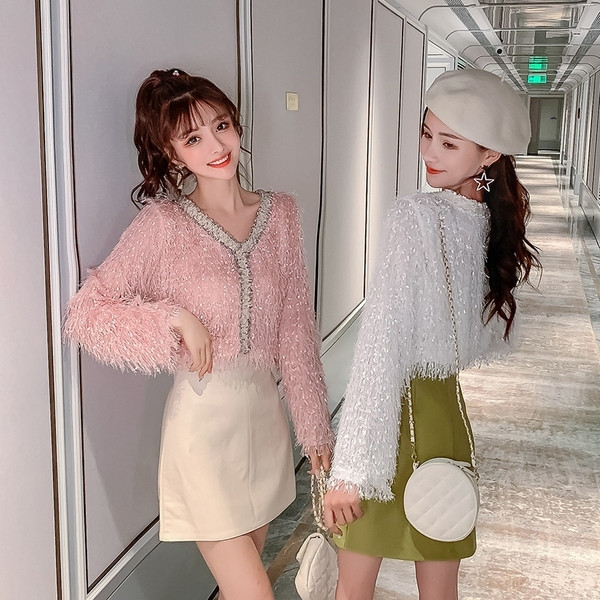 Modern női blúz spitz nyakkivágással és rojtokkal fehér és rózsaszín színben