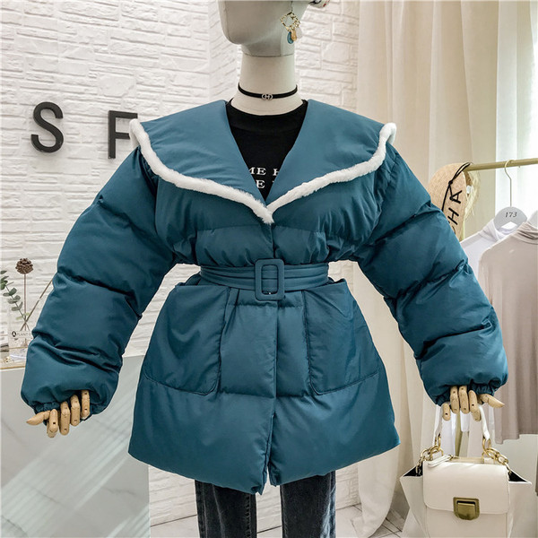 Női kabát övvel és zsebekkel fekete, barna és zöld színben