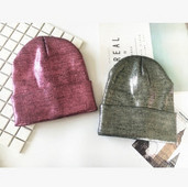 Modern, fényes hatású női sapka három színben