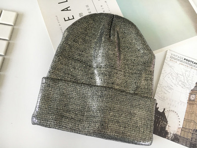 Modern, fényes hatású női sapka három színben