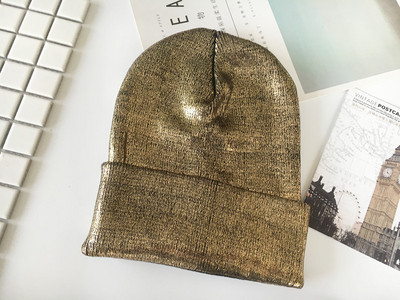 Modern, fényes hatású női sapka három színben