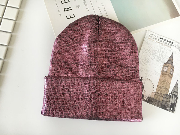 Modern, fényes hatású női sapka három színben