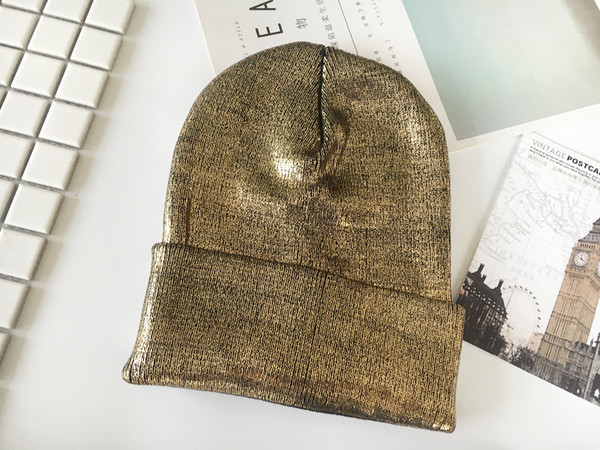 Modern, fényes hatású női sapka három színben