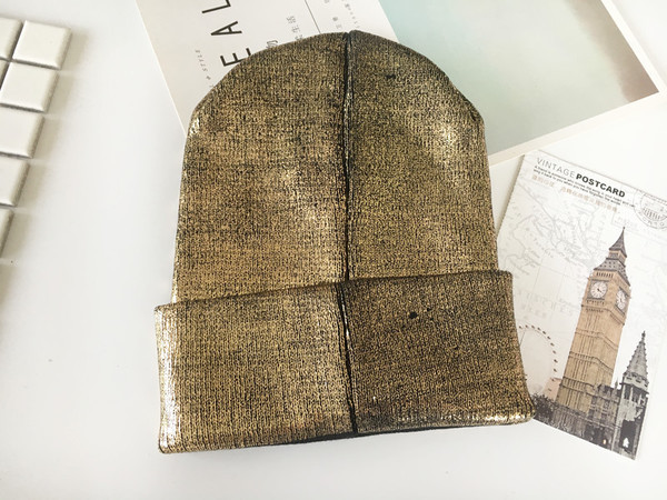 Modern, fényes hatású női sapka három színben