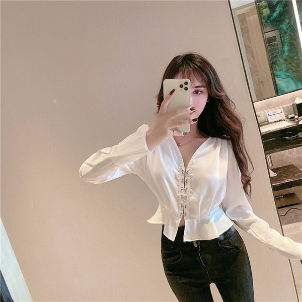 Cămașă scurtă de damă cu decolteu spitz în alb și negru cu efect strălucitor