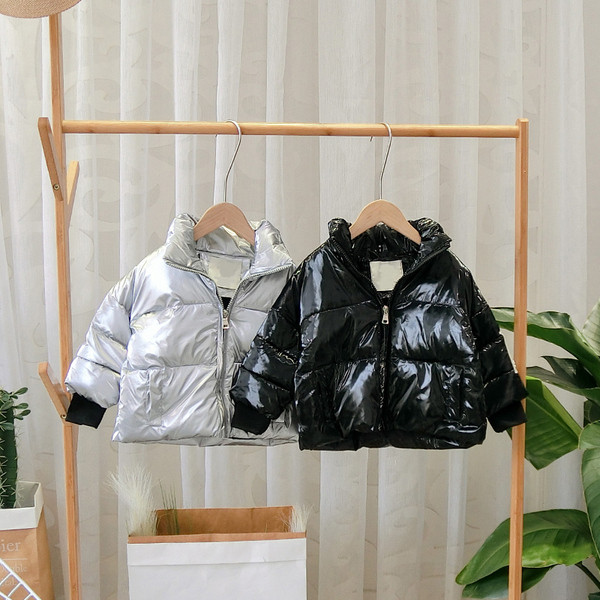 Μοντέρνο παιδικό χειμωνιάτικο μπουφάν σε ασημί, μαύρο και μπλε χρώμα για αγόρια