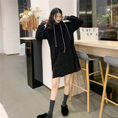 Rochie lungă și largă din catifea, cu glugă și cravate