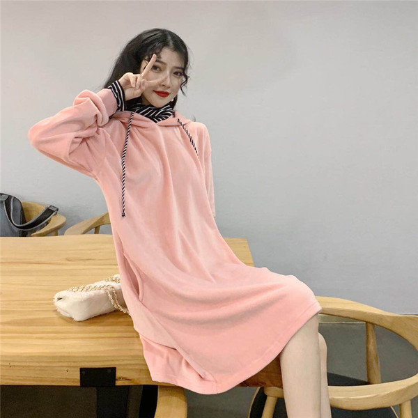 Rochie lungă și largă din catifea, cu glugă și cravate