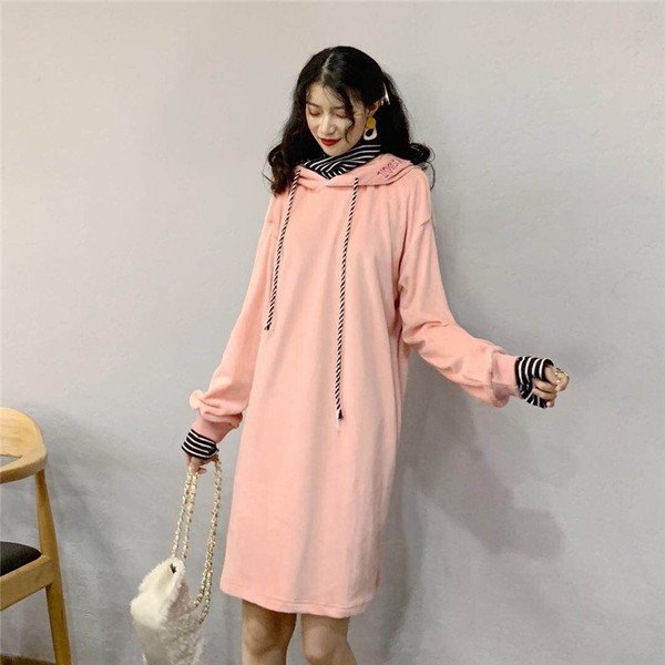 Rochie lungă și largă din catifea, cu glugă și cravate