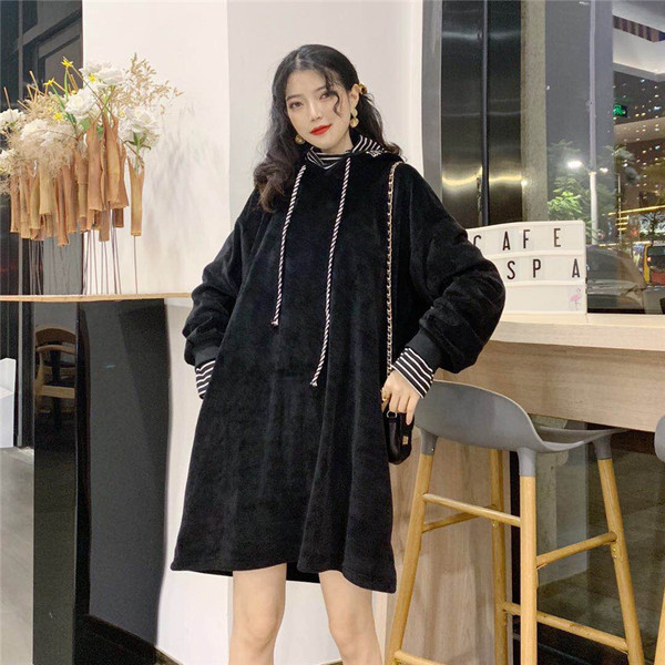 Rochie lungă și largă din catifea, cu glugă și cravate