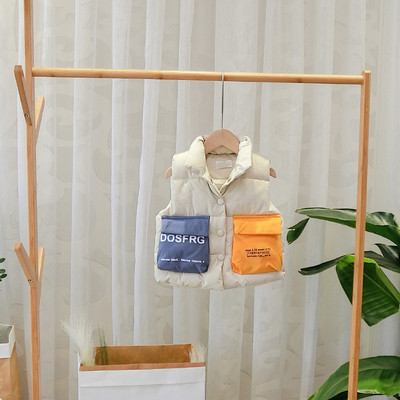 Μοντέρνο παιδικό γιλέκο με τσέπες σε μπεζ και πορτοκαλί χρώμα για αγόρια