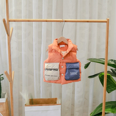 Μοντέρνο παιδικό γιλέκο με τσέπες σε μπεζ και πορτοκαλί χρώμα για αγόρια