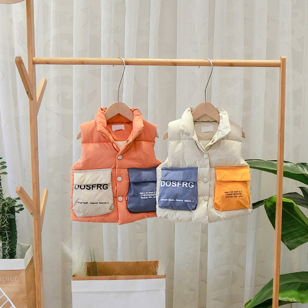 Μοντέρνο παιδικό γιλέκο με τσέπες σε μπεζ και πορτοκαλί χρώμα για αγόρια