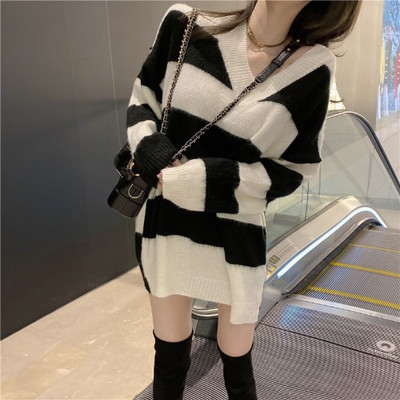 Μακρύ και φαρδύ ριγέ πουλόβερ με λαιμόκοψη