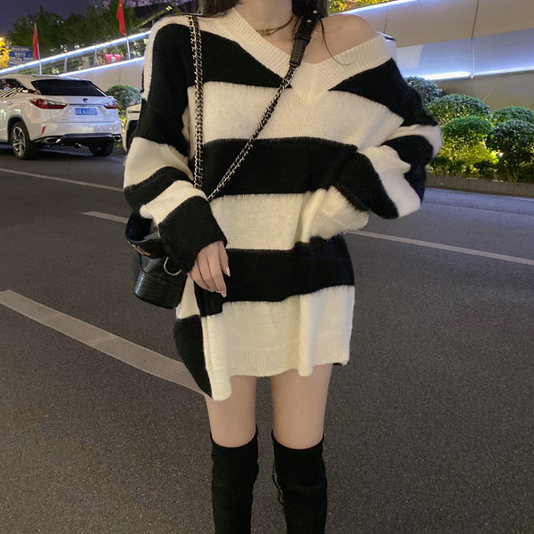 Μακρύ και φαρδύ ριγέ πουλόβερ με λαιμόκοψη