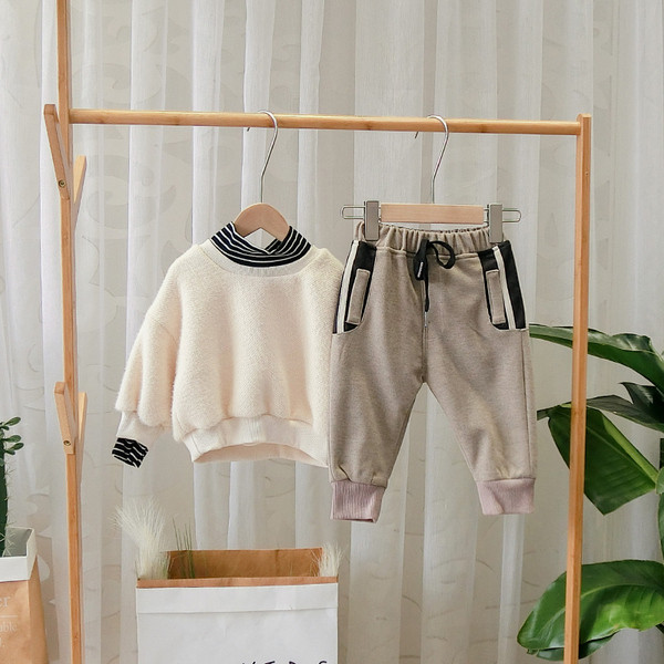 Gyermek sportnadrág új modellje fekete és barna zsebekkel