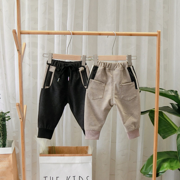 Gyermek sportnadrág új modellje fekete és barna zsebekkel