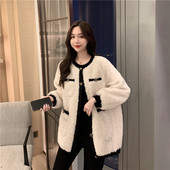 Hosszú fehér kabát gombokkal