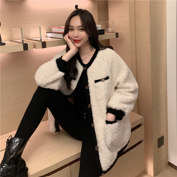 Hosszú fehér kabát gombokkal