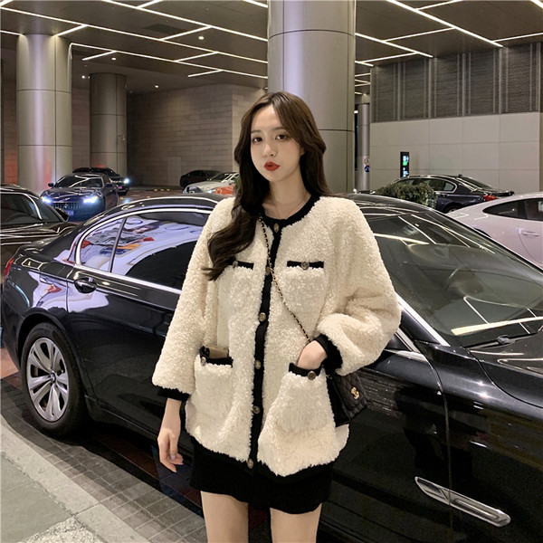 Hosszú fehér kabát gombokkal