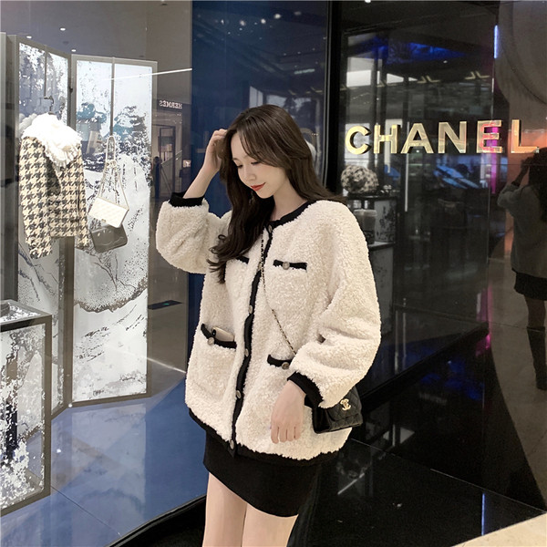 Hosszú fehér kabát gombokkal