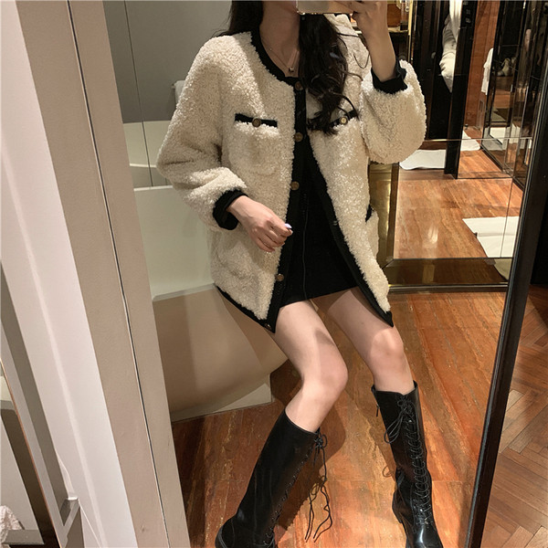 Hosszú fehér kabát gombokkal