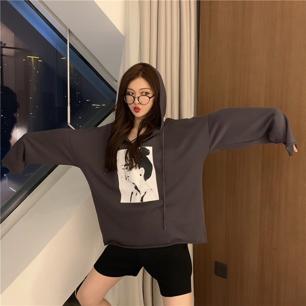 Μακρύ και φαρδύ φούτερ σε τρία χρώματα με εφαρμογή