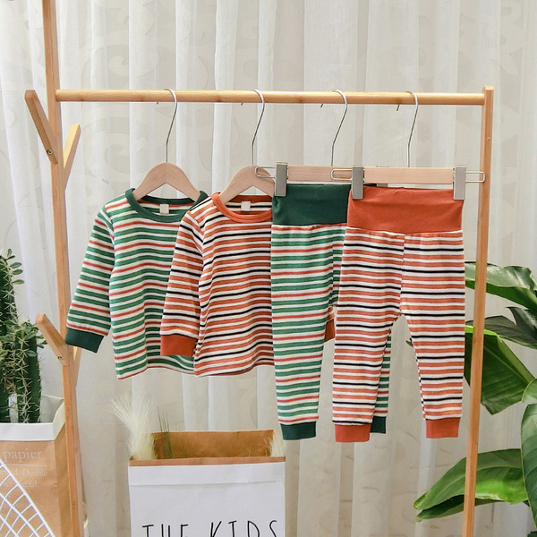 Set zilnic pentru copii în dungi pentru băieți în două părți în verde și portocaliu