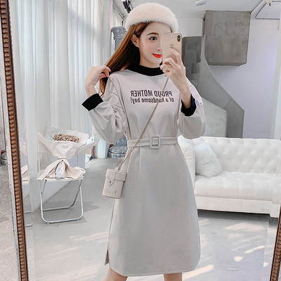 Καθημερινό γυναικείο φόρεμα με μακριά μανίκια και γκρι και μαύρο γράμματα