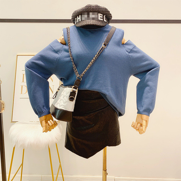 Μοντέρνο γυναικείο πουλόβερ τ με κολάρο και γυμνά ώμους σε διάφορα χρώματα