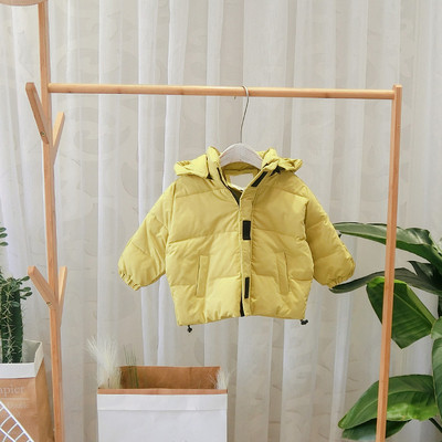 Modern gyerekkabát fiúknak kék, sárga és kék kapucnival