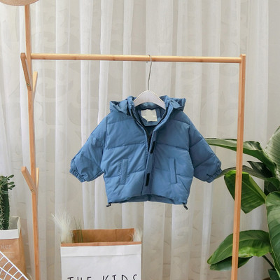 Modern gyerekkabát fiúknak kék, sárga és kék kapucnival