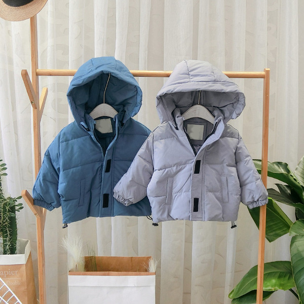 Modern gyerekkabát fiúknak kék, sárga és kék kapucnival