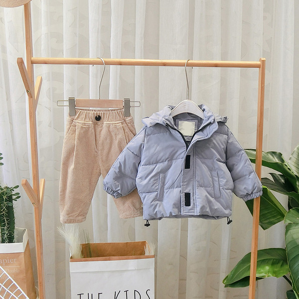 Modern gyerekkabát fiúknak kék, sárga és kék kapucnival